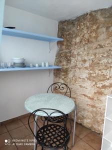 una mesa y 2 sillas en una cocina en Le Dimore Di Gianni, en Favignana 43 fotos más