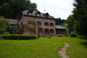 ein großes Haus mit einem Rasenplatz davor in der Unterkunft Domaine Saint Michel D'Alsace Centre Zen Universel à thérapies de bien-être in Le Hohwald