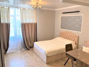 Кровать или кровати в номере Apartment Siyanie Sochi
