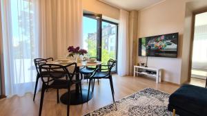 comedor con mesa y sillas en la sala de estar en City Premium, en Tallin