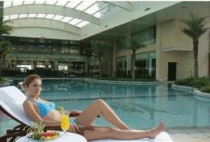 Der Swimmingpool an oder in der Nähe von New Century Grand Hotel Xuzhou