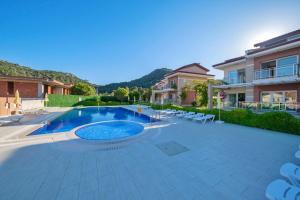 a swimming pool in the middle of a house at Golden Golf Sarıgerme Villaları in Sarigerme