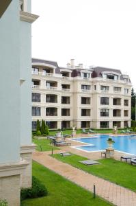 duży budynek apartamentowy z dużym basenem w obiekcie Апартамент Молинезия w miejscowości Sweti Konstantin i Sweta Elena