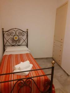 1 dormitorio con 1 cama con 2 toallas en Casa Graziella, en SantʼAgata di Militello