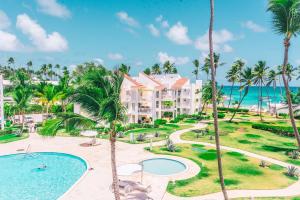 uma vista aérea de um resort com uma piscina e palmeiras em Playa Turquesa Ocean Club em Punta Cana