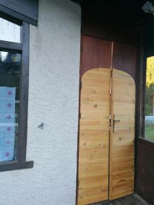 una porta di legno sul lato di un edificio di Appt 211 Taoures Copropriété SucBlanc a Molines-en-Queyras
