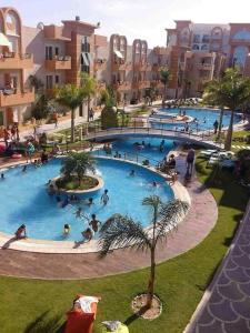 un grupo de personas en una gran piscina en Appartement S 1 résidence les Dunes sousse avec piscine, en Sousse