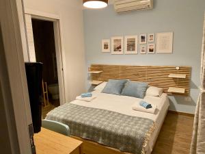 um quarto com uma cama grande com cabeceira de madeira em Dimora Dionisio B&B em Florença mais 17 fotografias