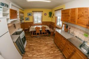 eine Küche mit einem Tisch und einem Esszimmer in der Unterkunft Penzion 358 in Vrchlabí