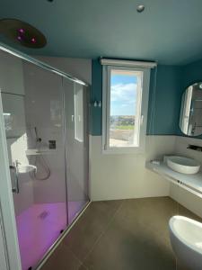 un baño con ducha y lavabo en B&B Giro Di Boa, en Lampedusa 34 fotos más