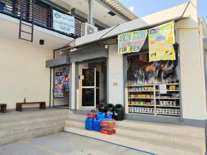 Supermarket nebo jiné obchody v  hostelu nebo okolí