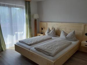 En eller flere senge i et værelse på Gästehaus Pöppl