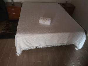 uma cama branca com um edredão branco em Casa Girão - Alojamento Local nas Termas de São Pedro do Sul