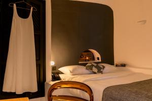 Uma cama ou camas num quarto em Pearl of Caldera Oia - Boutique Hotel by Pearl Hotel Collection