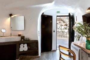 A cozinha ou kitchenette de Pearl of Caldera Oia - Boutique Hotel by Pearl Hotel Collection