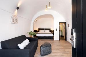 Uma cama ou camas num quarto em Pearl of Caldera Oia - Boutique Hotel by Pearl Hotel Collection