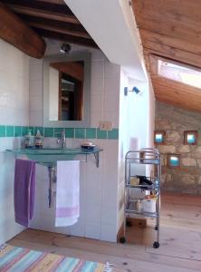 ein Bad mit einem Waschbecken und einem Spiegel in der Unterkunft Relais Maffia B&B in Orsara di Puglia