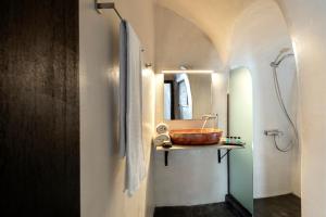 Uma casa de banho em Pearl of Caldera Oia - Boutique Hotel by Pearl Hotel Collection