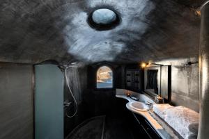Uma casa de banho em Pearl of Caldera Oia - Boutique Hotel by Pearl Hotel Collection