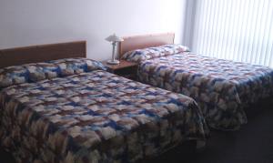 Motel Royal tesisinde bir odada yatak veya yataklar