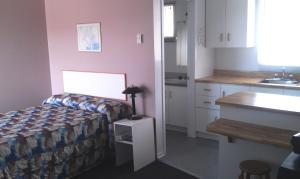 Un pat sau paturi într-o cameră la Motel Royal