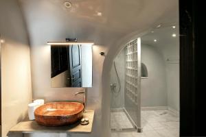 Uma casa de banho em Pearl of Caldera Oia - Boutique Hotel by Pearl Hotel Collection