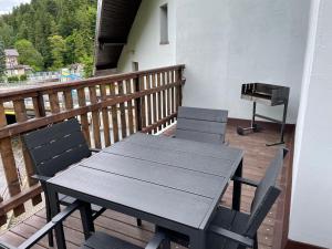 drewniany stół i krzesła na balkonie z grillem w obiekcie Ondraszek-Pokoje Gościnne w Szczyrku