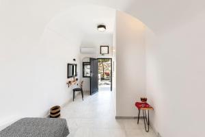 Uma cama ou camas num quarto em Pearl of Caldera Oia - Boutique Hotel by Pearl Hotel Collection