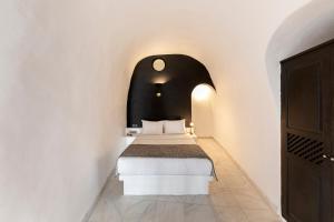 Uma casa de banho em Pearl of Caldera Oia - Boutique Hotel by Pearl Hotel Collection