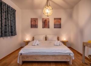 una camera da letto con un letto grande con due lampade di Nomad Luxury Villa a Vodice Altre 49 foto