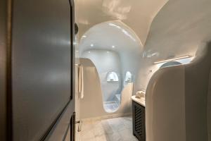 Uma casa de banho em Pearl of Caldera Oia - Boutique Hotel by Pearl Hotel Collection