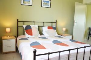 sypialnia z dużym łóżkiem z 2 lampami w obiekcie Gite La Brasserie Sivry w mieście Sivry