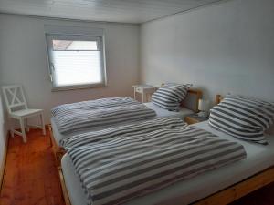 Säng eller sängar i ett rum på Kleines Bauernhaus mit nostalgischem Flair