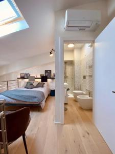 ein Schlafzimmer mit einem Bett und ein Badezimmer mit einer Badewanne in der Unterkunft Volto Corte Farina Apartments - Luxury Lofts in Verona