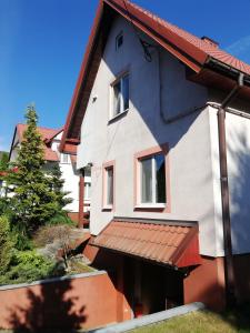 ギジツコにあるMaYorka Dom Letni Giżyckoの赤屋根の青白家