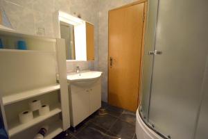 Ένα μπάνιο στο Apartments Dunja +36 φωτογραφίες