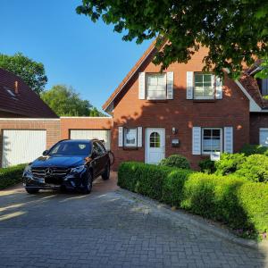 a black car parked in front of a house at Ferienhaus FRIESENNEST in Norden