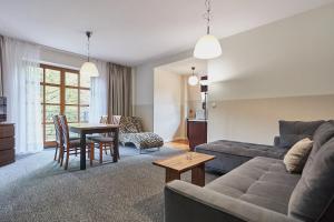 salon z kanapą i stołem w obiekcie Apartamenty Świnoujście - Villa Stil 1 w Świnoujściu