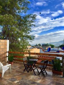 een patio met een tafel en stoelen op een balkon bij Villa Las Campanas in San Juan Teotihuacán