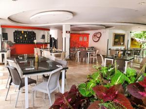 Un restaurante o sitio para comer en Hotel Posada Campestre San Gil
