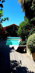 una piscina con terraza de madera junto a en Buky Palace, en Pons