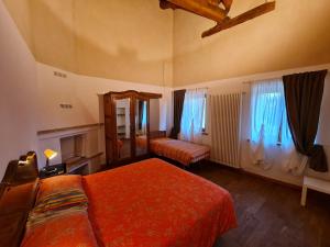 ドリアーニにあるAgriturismo I Galliのベッドルーム1室(ベッド2台、窓2つ付)