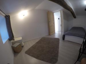 a small bedroom with a bed and a rug at Gîte en Béarn entre Océan et Montagne classé 4 Etoiles in Labeyrie