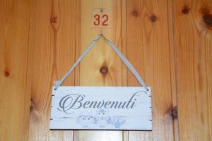 a sign that reads bennington hanging on a wooden wall at Casa Sonia in Canazei