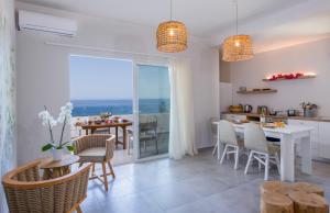 uma cozinha e sala de jantar com mesa e cadeiras em Eleana Nature & Art em Chora Sfakion