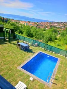 The swimming pool at or close to Dorabungalov