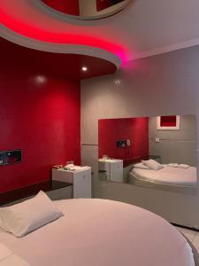 Ένα ή περισσότερα κρεβάτια σε δωμάτιο στο Ellus Motel