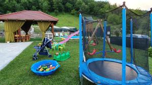 einen Spielplatz mit einem Spielset und einer Schaukel in der Unterkunft Villa Panorama in Bihać