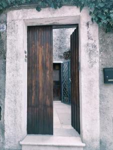 uma porta de madeira num edifício com uma porta em Case Bruno Residenze Tipiche em Erice