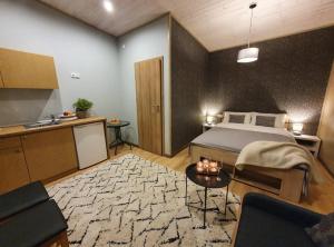 una camera con letto e una cucina con tappeto di Stonkų sodyba Grapeldvaris a Varkaliai